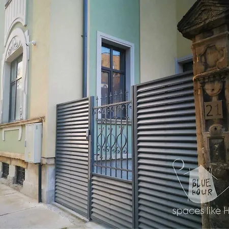 пространства за гости синият час - The Glass Moon *