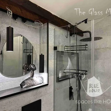 пространства за гости синият час - The Glass Moon