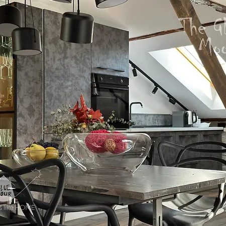 пространства за гости синият час - The Glass Moon روس