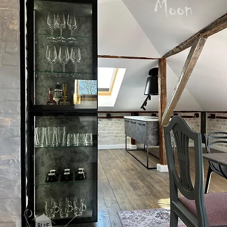 пространства за гости синият час - The Glass Moon