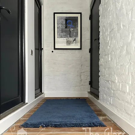 пространства за гости синият час - The Glass Moon *