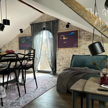 пространства за гости синият час - The Glass Moon Apartament *