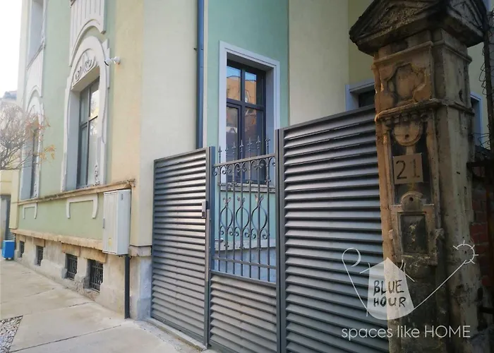 пространства за гости синият час - The Glass Moon *