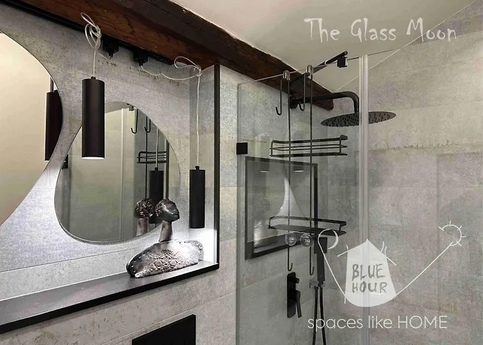 пространства за гости синият час - The Glass Moon