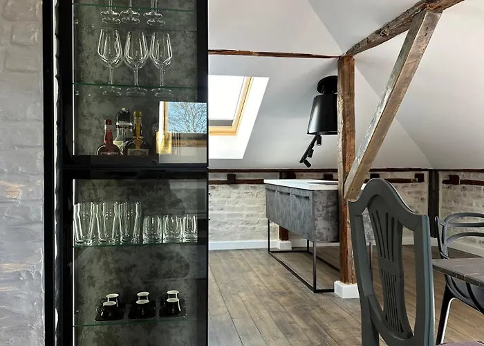 пространства за гости синият час - The Glass Moon