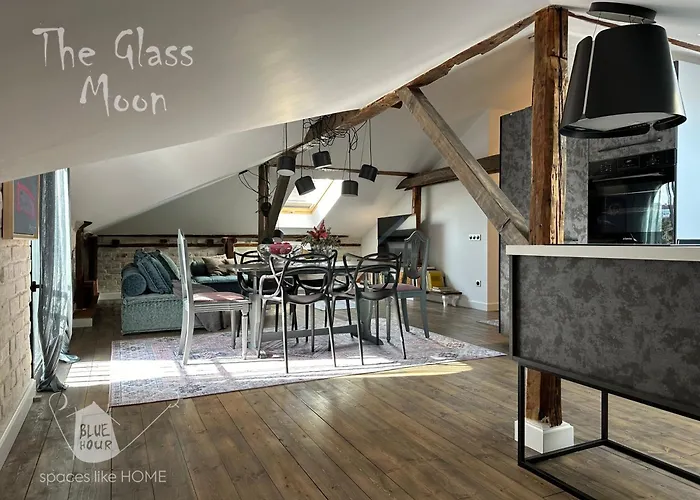 пространства за гости синият час - The Glass Moon *