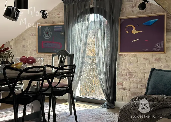 Daire пространства за гости синият час - The Glass Moon